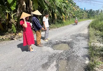 Đường dân sinh xuống cấp, giao thương khó khăn