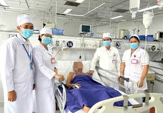 Cứu kịp bệnh nhân suýt tắt thở vì sặc nửa trái nho xanh