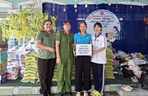 Phụ nữ xã Long Phú tiếp nhận 6 tấn nhu yếu phẩm ủng hộ bà con vùng lũ