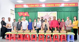 Xã Hồ Đắc Kiện trao 230 phần quà tặng hộ có hoàn cảnh khó khăn