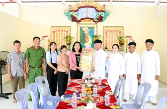 Xã Đại Hải tổ chức thăm, chúc mừng các cơ sở đạo Cao Đài dịp Lễ khai đạo năm 2025