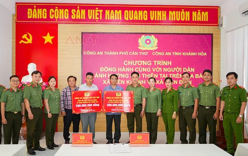 Công an TP Cần Thơ hỗ trợ người dân tỉnh Khánh Hòa khắc phục hậu quả do mưa lũ