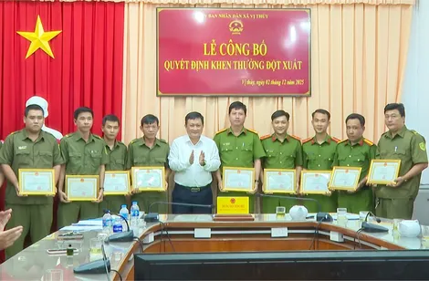 Khen thưởng đột xuất 24 tập thể, cá nhân có thành tích xuất sắc trong phòng, chống tội phạm