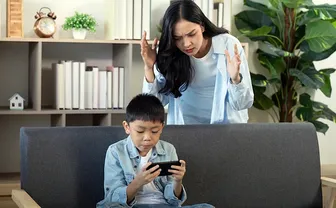 Nỗi lo của các bà mẹ trong thời đại số