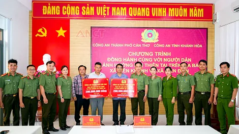 Công an TP Cần Thơ hỗ trợ người dân tỉnh Khánh Hòa khắc phục hậu quả do mưa lũ