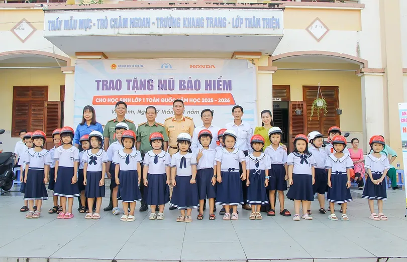 Tặng hơn 200 nón bảo hiểm cho học sinh lớp 1