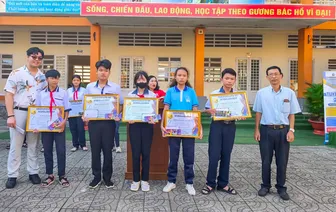 Trao học bổng tặng học sinh vượt khó, học giỏi
