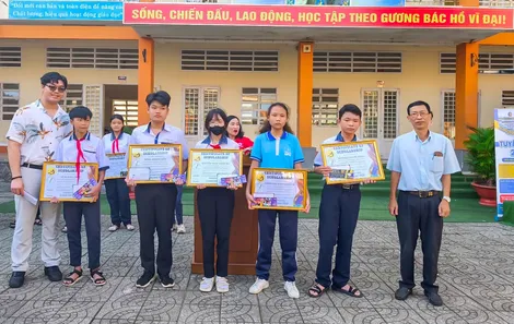 Trao học bổng tặng học sinh vượt khó, học giỏi