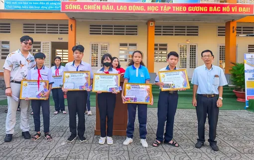 Trao học bổng tặng học sinh vượt khó, học giỏi