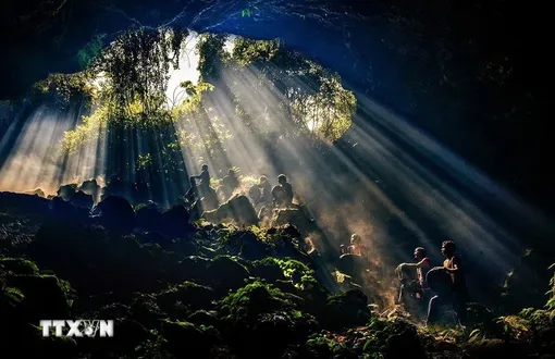 Khám phá vẻ đẹp hoang sơ của hang động C9 giữa lòng núi lửa Nâm Blang