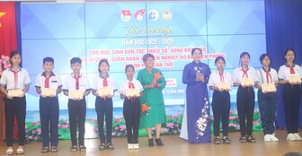 ជូន​អា​ហារូប​ករណ៍​១៣៥ចំ​ណែក​ដល់​សិស្សា​នុសិស្ស​ជន​ជាតិ​ភាគ​តិច​ ដែល​មាន​ស្ថាន​ភាព​លំ​បាក​