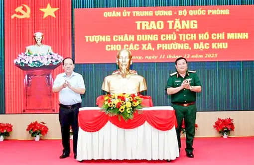 Tặng tượng chân dung Chủ tịch Hồ Chí Minh cho các xã, phường, đặc khu thuộc tỉnh An Giang