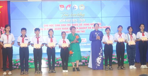 ជូន​អា​ហារូប​ករណ៍​១៣៥ចំ​ណែក​ដល់​សិស្សា​នុសិស្ស​ជន​ជាតិ​ភាគ​តិច​ ដែល​មាន​ស្ថាន​ភាព​លំ​បាក​