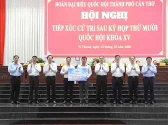 Chủ tịch Quốc hội tiếp xúc cử tri TP Cần Thơ