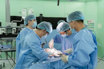 Mổ 2 giai đoạn điều trị bệnh rò đại tràng sigma - bàng quang phức tạp Mổ 2 giai đoạn điều trị bệnh rò đại tràng sigma - bàng quang phức tạp