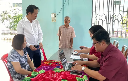 Phường Vĩnh Châu giải quyết thủ tục hành chính tại nhà cho người cao tuổi