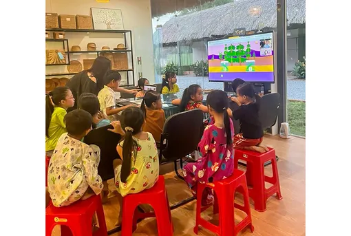 Lớp học miễn phí ở làng nghề đan lục bình