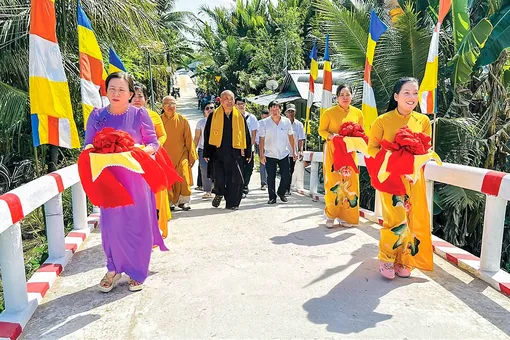 Kết nối tấm lòng - dựng xây cầu, đường giao thông nông thôn