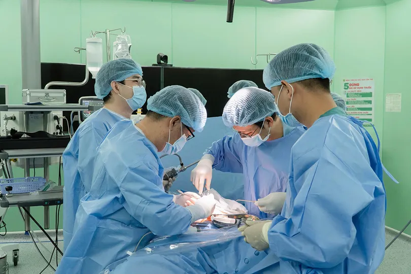 Mổ 2 giai đoạn điều trị bệnh rò đại tràng sigma - bàng quang phức tạp