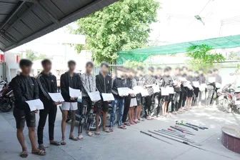 Kịp thời giải tán hàng chục thanh thiếu niên mang theo hung khí tụ tập trên đường