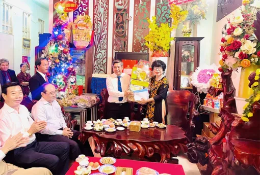 Lãnh đạo thành phố chúc mừng Lễ Giáng sinh 2025