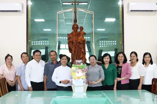 Lãnh đạo TP Cần Thơ thăm, chúc mừng Lễ Giáng sinh ở Nhà thờ Nam Hải