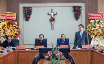 Phó Chủ tịch Quốc hội Trần Quang Phương chúc mừng Giáng sinh tại Tòa Giám mục Giáo phận Cần Thơ Phó Chủ tịch Quốc hội Trần Quang Phương chúc mừng Giáng sinh tại Tòa Giám mục Giáo phận Cần Thơ