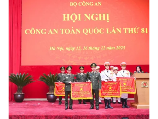 Công an TP Cần Thơ tiếp tục được nhận Cờ thi đua của Bộ Công an