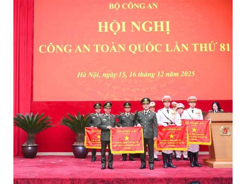 Công an TP Cần Thơ tiếp tục được nhận Cờ thi đua của Bộ Công an