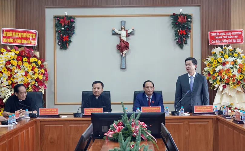 Phó Chủ tịch Quốc hội Trần Quang Phương chúc mừng Giáng sinh tại Tòa Giám mục Giáo phận Cần Thơ