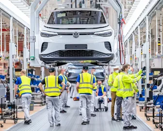 EU “quay xe” với lệnh cấm xe xăng?