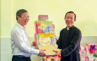 Chủ tịch UBND TP Cần Thơ Trương Cảnh Tuyên thăm, chúc mừng Giáng sinh tại Nhà thờ Vị Tín và Nhà thờ Trà Lồng Chủ tịch UBND TP Cần Thơ Trương Cảnh Tuyên thăm, chúc mừng Giáng sinh tại Nhà thờ Vị Tín và Nhà thờ Trà Lồng