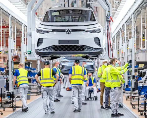 EU “quay xe” với lệnh cấm xe xăng?