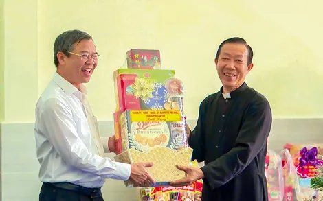 Chủ tịch UBND TP Cần Thơ Trương Cảnh Tuyên thăm, chúc mừng Giáng sinh tại Nhà thờ Vị Tín và Nhà thờ Trà Lồng