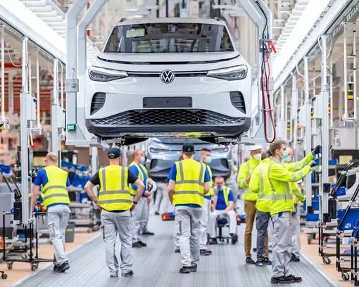 EU “quay xe” với lệnh cấm xe xăng?