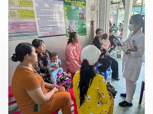 Xét nghiệm HIV, viêm gan B và giang mai ngay trong lần khám thai đầu tiên