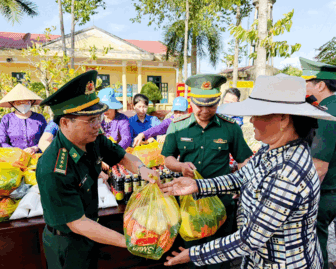 គណៈ​បញ្ជា​ការ​កង​ទ័ព​ការ​ពារ​ព្រំ​ដែន​ទី​ក្រុង​កឹង​ធើ ជូន​អំ​ណោយ​១០០ចំណែក​ដល់​គ្រួ​សារ​ក្រី​ក្រ​នៅ​តំបន់​ព្រំ​ដែន​សមុទ្រ​