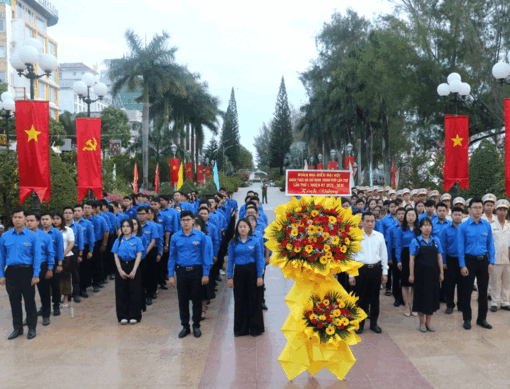 យុវ​ជន​ទី​ក្រុង​កឹង​ធើ របាយ​ការណ៍​ស្នា​ដៃ​ជូន​អ៊ំ​