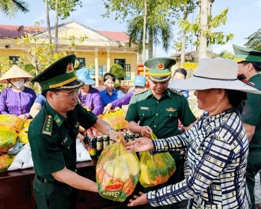 គណៈ​បញ្ជា​ការ​កង​ទ័ព​ការ​ពារ​ព្រំ​ដែន​ទី​ក្រុង​កឹង​ធើ ជូន​អំ​ណោយ​១០០ចំណែក​ដល់​គ្រួ​សារ​ក្រី​ក្រ​នៅ​តំបន់​ព្រំ​ដែន​សមុទ្រ​