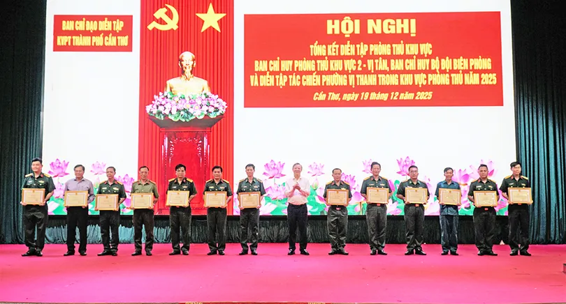 Tổng kết diễn tập phòng thủ khu vực năm 2025