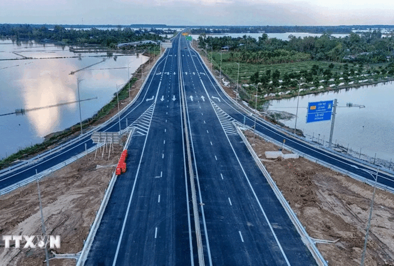 បើក​ការ​ដ្ឋាន​សាង​សង់​ សម្ពោធ​ និង​បើក​ចរាចរ​ណ៍បច្ចេកទេស​ព្រម​ៗគ្នា​លើ​សំណង់​ គម្រោង​ចំ​នួន​២៣៤