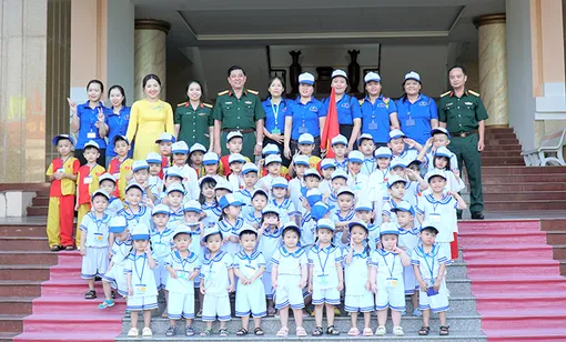 Trên 2.700 giáo viên, học sinh tham quan Bộ Chỉ huy Quân sự TP Cần Thơ và Trung đoàn 932