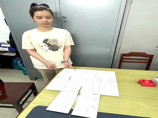 Nhân viên bán hàng lấy vàng giả đánh tráo vàng thật của chủ