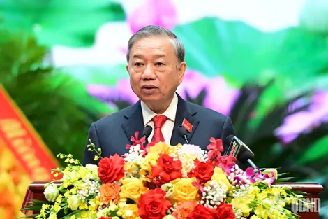 Quân đội nhân dân vững bước dưới cờ Đảng quang vinh