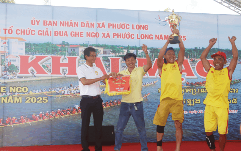 ទូក ង វត្ត​ស្រ​ឡូង ទី​ក្រុង​កឹង​ធើ​ឈ្នះ​រង្វាន់​លេខ១