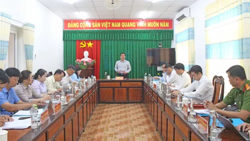 Phó Bí thư Thành ủy Trần Văn Huyến kiểm tra công tác bầu cử tại xã Tân Thạnh và Long Phú