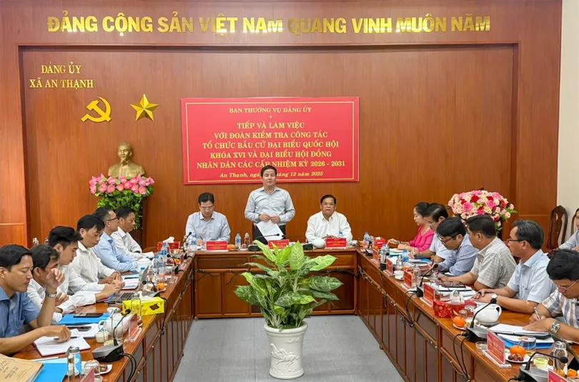 Phó Bí thư Thành ủy Trần Văn Huyến kiểm tra công tác bầu cử tại xã An Thạnh và Cù Lao Dung