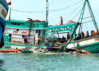 Cà Mau: Bộ đội Biên phòng kịp thời hỗ trợ cứu 13 ngư dân gặp nạn trên biển