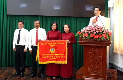 Tòa án Nhân dân khu vực 9 - Cần Thơ nhận Cờ thi đua xuất sắc