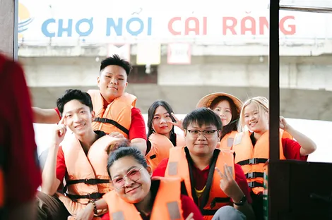 Sinh viên Swinburne Vietnam trăn trở về di sản quê hương sau chuyến field trip tại Chợ nổi Cái Răng